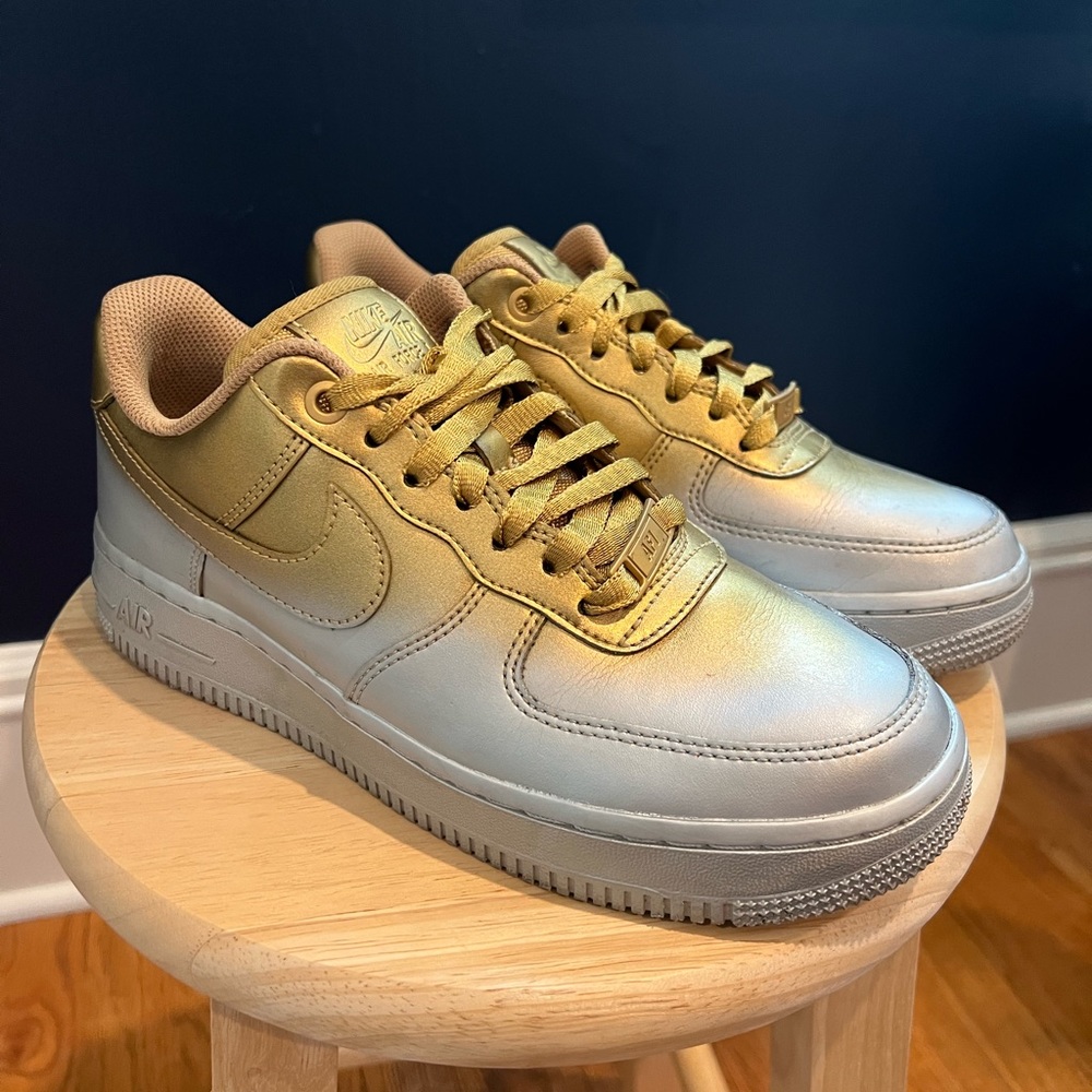 Women’s Nike Air Force 1 low gold silver